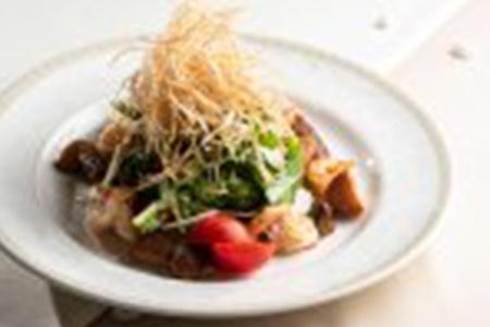 Салат с тигровыми креветками, белыми грибами, сыром Пармезан и цитрусовым соусом Дюк 